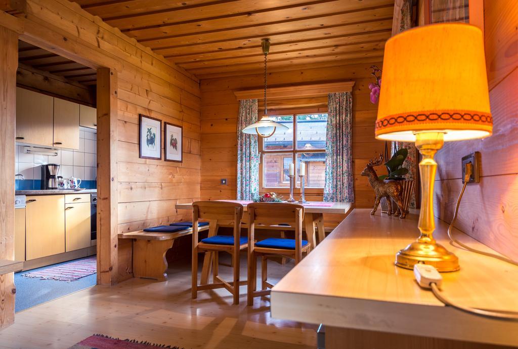 Chalets Ebner Ебен им Понгау Стая снимка